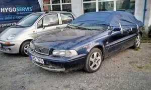 Bedna kytu se představuje