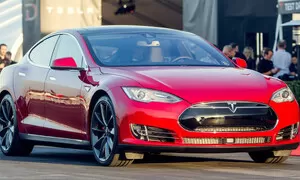 Tesla Model S P85D: Zabiják Hellcatů, co jezdí sám!