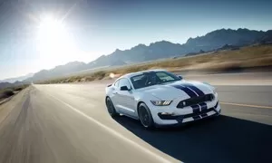 Shelby GT350: Mustang, který se Porsche nebojí