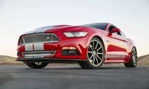 Autíčkářův týden: Volva na chůdách, turba u Porsche a pruhovaný Mustang