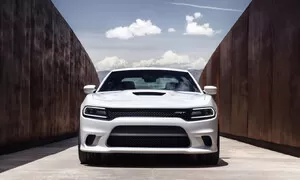 Autíčkářův týden: Černá auta nosí smůlu, Mini roste a Hellcat je rychlý