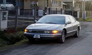 Chrysler LHS: Sedan chudého motoristy se představuje!