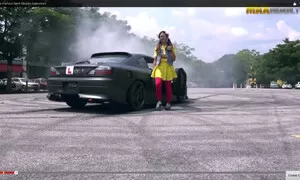 Video: Asijská školačka se "učí řídit"