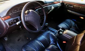 Chrysler LHS: O životě s levným sedanem a racionalitě v automobilovém průmyslu