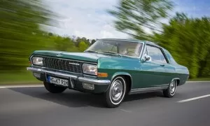 CEO Opelu má vkus - jezdí osmiválcovým Diplomatem Coupe