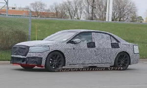 Novinky: Maskovaný Lincoln Continental vyfocen!