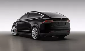 Tesla Model X: Tlustý crossover se sokolími dveřmi a stovkou za 3,2 je konečně tu!