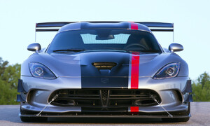 Novinky: Dodge Viper drtí konkurenci, drží 14 traťových rekordů a poráží P1 i 918, přesto končí.