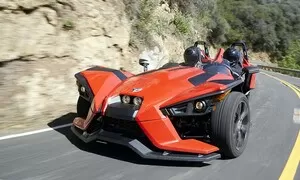 Novinky: Polaris Slingshot – Zezadu moto, zepředu kára
