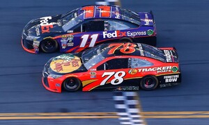 Novinky: Sezóna NASCAR začala nejtěsnějším finishem v historii