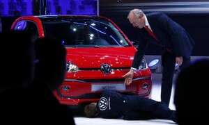 Novinky: Environmentální komediant narušil tiskovku Volkswagenu