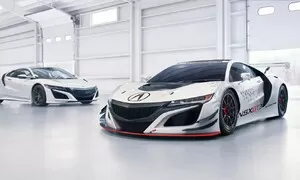 Závodní Acura NSX GT3 má sekvenci a hrabe vzadu