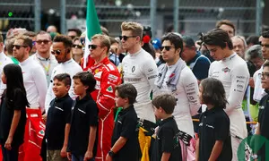 Novinky: V F1 to vymysleli. Na startovním roštu budou stát místo sličných dívek malé děti.
