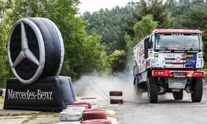 Autíčkář na výletě: Putování za Mercedesy a Dakarovou Tatrou