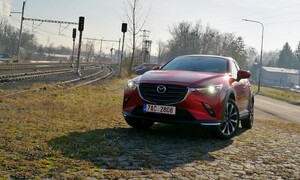 Recenze & testy: Mazda CX-3 2.0 SkyActiv-G121 A/T Revolution: Nejhezčí městská kabelka