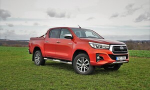 Recenze & testy: Toyota Hilux 2.4 D-4D Adventure: Dělník ve stylovém kroji