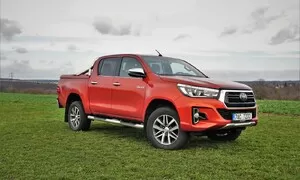 Recenze & testy: Toyota Hilux 2.4 D-4D Adventure: Dělník ve stylovém kroji