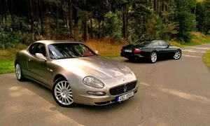 Jaguar XKR vs. Maserati Coupe 4200GT Cambiocorsa: Síla nostalgie