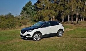 Recenze & testy: Opel Grandland X Hybrid4: Moderní hybrid pro konzervativní řidiče