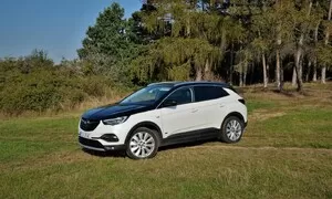 Recenze & testy: Opel Grandland X Hybrid4: Moderní hybrid pro konzervativní řidiče