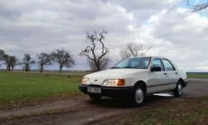 Ford Sierra 2.0i CL – Tatínkův nový pojízdný gauč