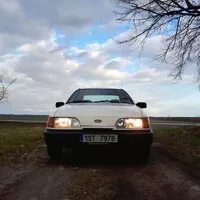 Ford Sierra 2.0i CL – Tatínkův nový pojízdný gauč
