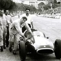 Brabham tlačí do cíle svůj monopost v Monaku, 1957
