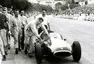Brabham tlačí do cíle svůj monopost v Monaku, 1957