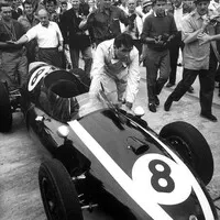 Jack tlačí svůj Cooper T51 do cíle závodu, Sebring, 1959