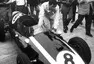 Jack tlačí svůj Cooper T51 do cíle závodu, Sebring, 1959
