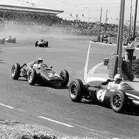 Jack Brabham vede jezdecké pole v Oportu, 1960