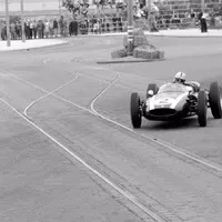 Brabham s Cooperem T53 na okruhu v Oportu, 1960