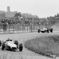 Brabham před Johnem Surteesem míří za vítězstvím, Nürbrugring, 1966