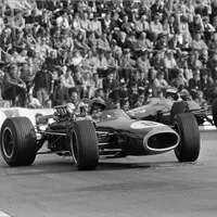 Jack Brabham ve smyku před Jimem Clarkem, Monako, 1967