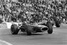 Jack Brabham ve smyku před Jimem Clarkem, Monako, 1967