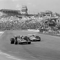 Brabham v závěsu za Stewartem si jede pro poslední vítězství kariéry, Kyalami, 1970