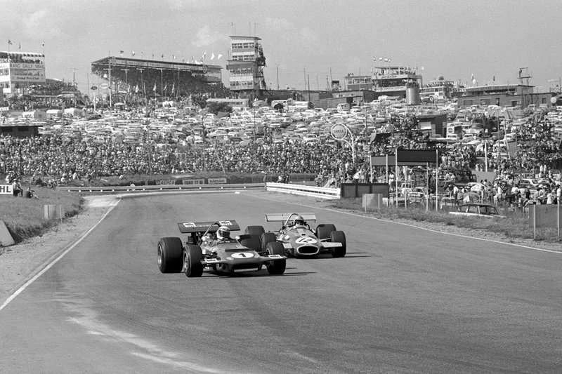 Brabham v závěsu za Stewartem si jede pro poslední vítězství kariéry, Kyalami, 1970