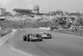 Brabham v závěsu za Stewartem si jede pro poslední vítězství kariéry, Kyalami, 1970