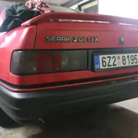 červený pásek nasazený