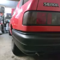 Zadní nárazník celkem sedí, ale musím vyřešit prověšení