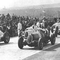 Startovní rošt v roce 1937, Nuvolari (18), Lang (8), v pozadí Antonio Brivio (20).