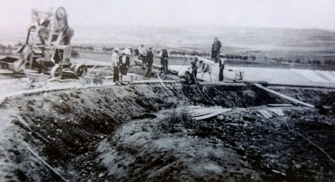 Výstavba okruhu v oblasti ostrovačických zatáček, 1930.