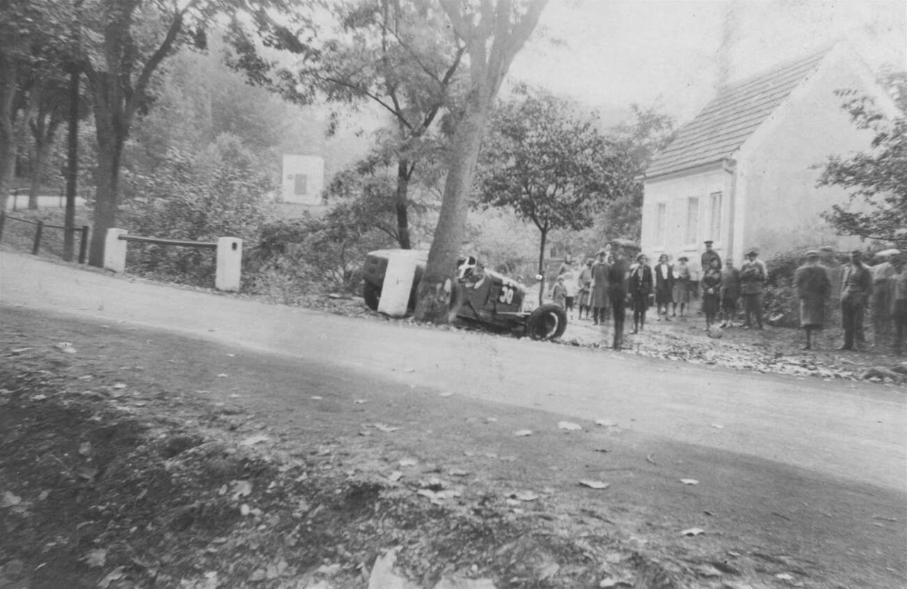 Michel Doré při svém debutu na Masarykově okruhu těžce havaroval, 1930.