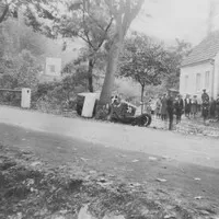 Michel Doré při svém debutu na Masarykově okruhu těžce havaroval, 1930.