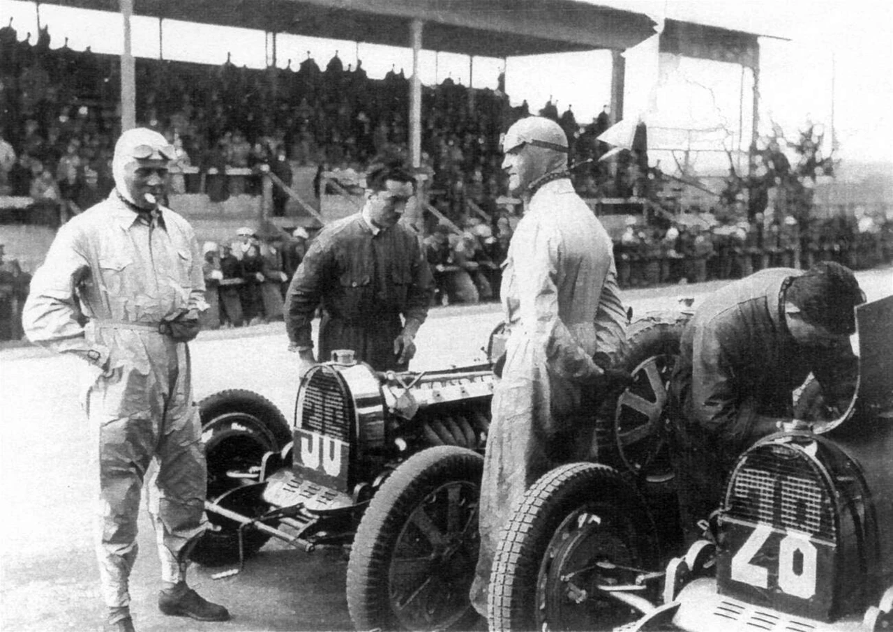 Achille Varzi (vlevo) a Louis Chiron u svých vozů Bugatti T51 v roce 1931.