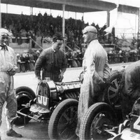 Achille Varzi (vlevo) a Louis Chiron u svých vozů Bugatti T51 v roce 1931.