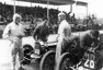 Achille Varzi (vlevo) a Louis Chiron u svých vozů Bugatti T51 v roce 1931.