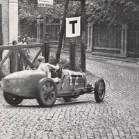 Louis Chiron projíždí zatáčku v Pisárkách a míří za vítězstvím, 1932.