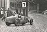 Louis Chiron projíždí zatáčku v Pisárkách a míří za vítězstvím, 1932.