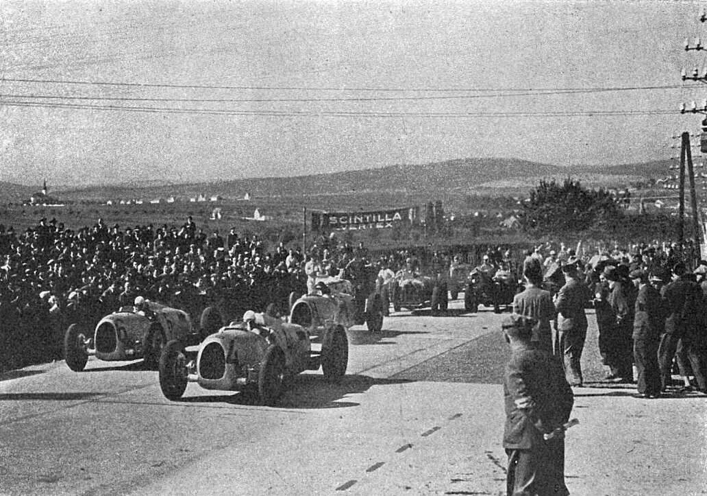 Start závodu v roce 1935, Stuck (4), Varzi (6), Rosemeyer (8).